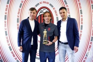 克罗地亚年度足球先生花落莫德里奇，米兰官方晒照庆祝