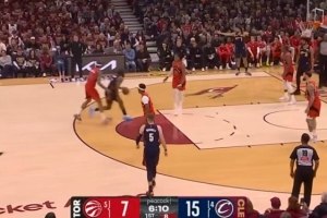 哈登传球被断击 紧随其后被吹犯规