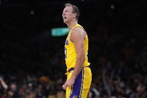 肯纳德单场45分能力早有体现 海斯评价其天赋