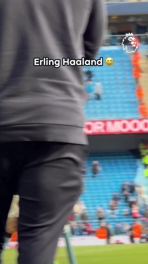 哈兰德半裸谢场引骚动，手势动作细节引深思