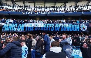 曼城球迷伦敦街头举动引起讨论