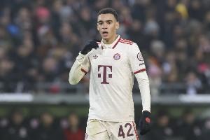 穆西亚拉半场被换下：教练决策与伤情更新