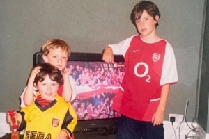 阿森纳未夺冠，摩根晒三儿照片：22年光阴，枪手梦待圆