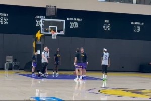 回来啦！东契奇回归训练场 为里夫斯加练罚球抢板捡球传球