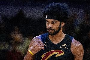 防守巨星！阿伦抢断成功引爆全场