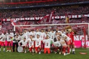 拜仁全队赛后大合照庆祝，莱默尔姗姗来迟、迪亚斯搞怪开溜