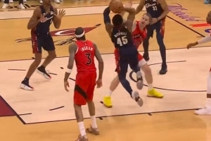 米切尔进攻火力强 自投自抢显身手