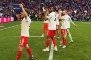 提前4轮赢得德甲冠军！拜仁球员在赛后同主场球迷互动庆祝卫冕