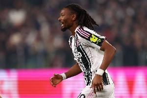 K·图拉姆：更衣室创意庆祝，致敬两位法国创作歌手