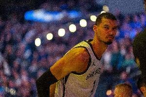 文班半场火力全开创纪录，马刺主场领先开拓者