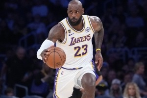 勒布朗近期季后赛战绩惨淡：14战仅赢2场且末节多次失准
