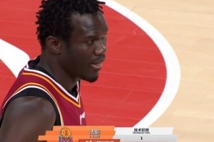 奎因神操作：抢断后三分一箭穿心 法耶不满判罚再获罚球