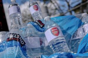 球场外售卖阿森纳队徽矿泉水，曼城球迷行为引关注