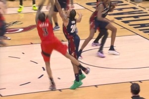 英格拉姆中投不减力&斯科蒂·巴恩斯三分火热 球队主导战局