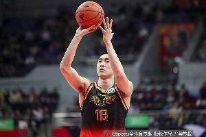 蒋浩然半场表现抢眼，11分钟内轰下10分