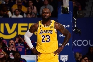 詹姆斯9分钟狂轰8助攻 创生涯季后赛单节新纪录