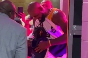 勒布朗赛后温情一幕：父女相拥 毛巾隔汗显细心