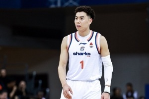 李添荣半场火力全开，5记三分助力上海领先