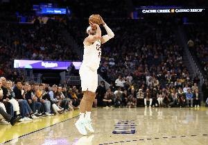 米切尔盛赞斯特鲁斯，后者高压下表现出色助骑士取胜