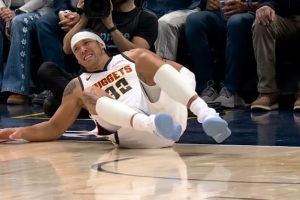 兰德尔隐蔽肘击戈登，后者被直接放倒