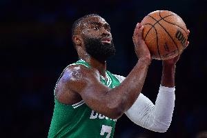 杰伦·布朗季后赛首秀后谈年轻球员：心态放平防守稳则进攻自通