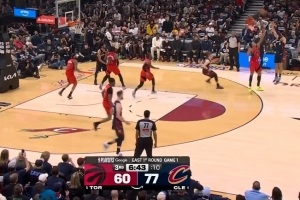 斯特鲁斯三分挑篮大爆发 独得8分助球队领先22分