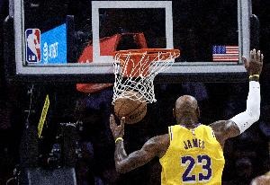 湖人在第三节再度扩大优势 七分领先迈向终局