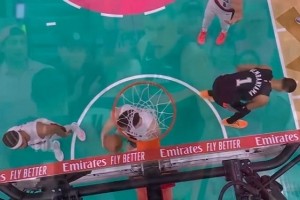 惊人的突破！文班亚马篮下强攻上演2+1好戏