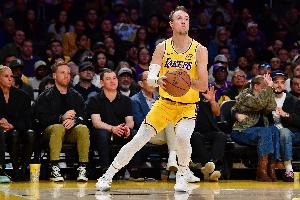 雷迪克盛赞肯纳德三分球火力十足