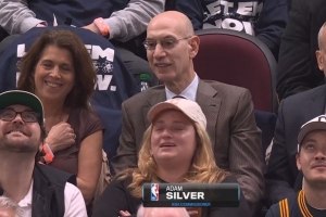 总裁亚当·肖华亲临骑士主场，为裁判撑腰鼓劲？