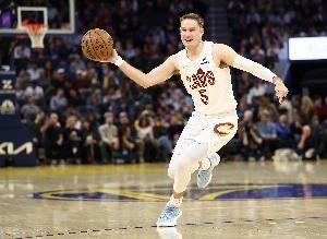 梅里尔半场表现平平，三分0中2罚球全中