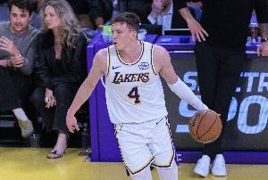 湖人新星克内克特25岁生辰庆典