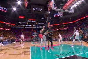 福克斯精妙助攻 卡斯尔底线跃起空中单臂暴扣得分