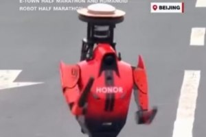 库嫂展示机器人比赛胜利录像：20分钟未见丈夫，我必须如此疾驰而至