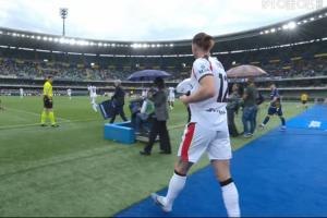 米兰客场战维罗纳 比赛中断突降倾盆大雨