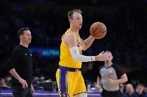 安东尼·艾顿盛赞肯纳德：季后赛神射手表现震撼