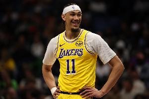 海斯轻松压制防申京 无需腾空送出惊天大帽