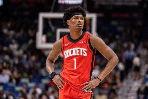 阿门半场表现低迷，火箭主场陷苦战