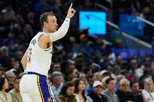 肯纳德半场数据详述：11分贡献与第二节的低迷