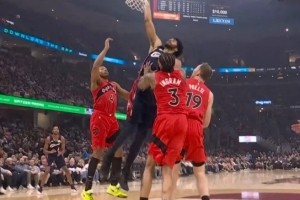 精彩时刻：阿伦弧顶过人扣篮 灭杀珀尔特尔