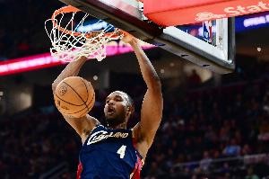 莫布里半场高效表现：4投3中罚球3中，助骑士领先