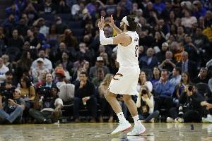 斯特鲁斯全场高光：米切尔盛赞其不懈付出