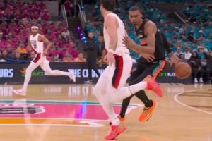 难以置信！2米24文班龙卷风式背运+小提琴转体绝杀！