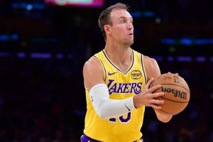 肯纳德今夜闪耀：曾令旭盛赞其状态