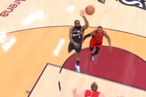 哈登巧传助莫布里创杀伤佳绩 随即配合完成暴力暴扣