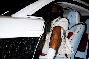 哈登白色西装球鞋驾豪车显时尚感