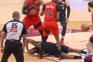 哈登遭无情击倒 裁判近在咫尺却视若无睹