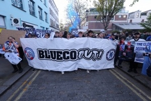 切尔西球迷不满BlueCo，与斯特拉斯堡球迷联合示威