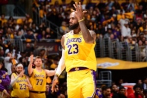 41岁老詹展现超龄表现，火箭小将甘拜下风