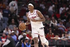 火箭阿门首节表现中规中矩，得分4分送4助攻